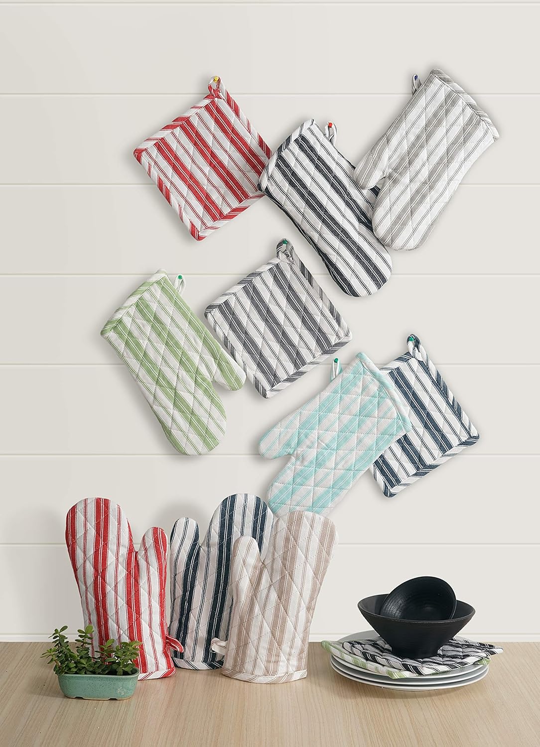 Oven Mitt & Potholder Set - Durable Heat Resistant Gloves - Thick Mittens for Kitchen - Suitable for Cooking, Baking, Grilling – BBQ - 1 Oven Mitts & 1 Potholders – Bright Red Stripes - Casa De Lan