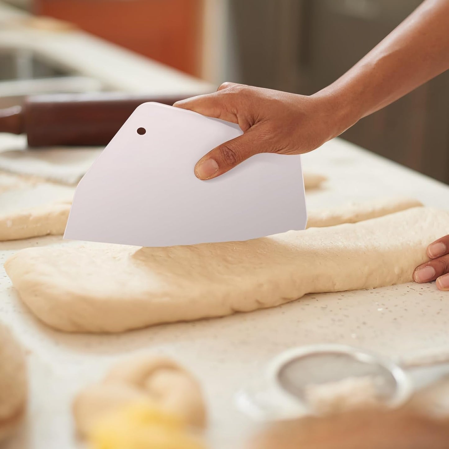 Cabilock 2pcs Cake Scraper Icing Smoother Flexible Plastic Cake Scraper Smoother for Bakery Pastry Cake Decoration Kitchen DIY Baking Tool