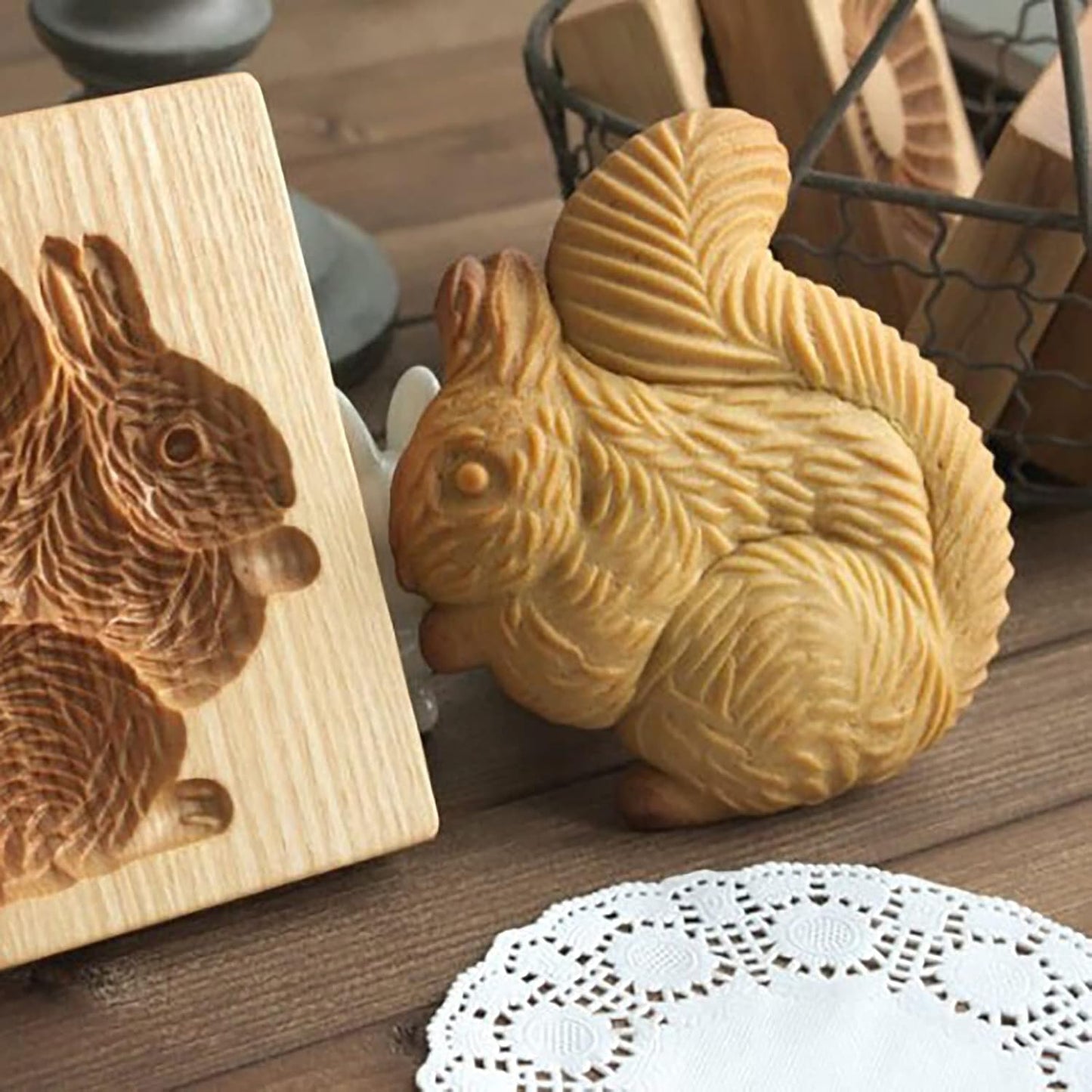 Wooden Cookie Biscuit Mold, 3D Baking Mold, Embossing Craft Decorating Baking Tool, Suitable for Halloween Thanksgiving Christmas Kitchen DIY (Squirrel 10 * 10 * 2)