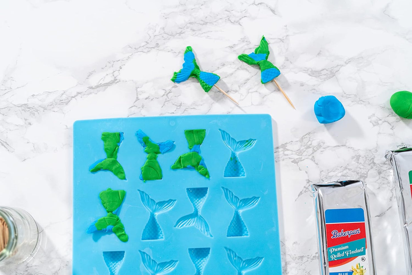 Bakerpan Premium Rolled Green Fondant for Cake Decorating - 1 Pound, Vanilla Flavor