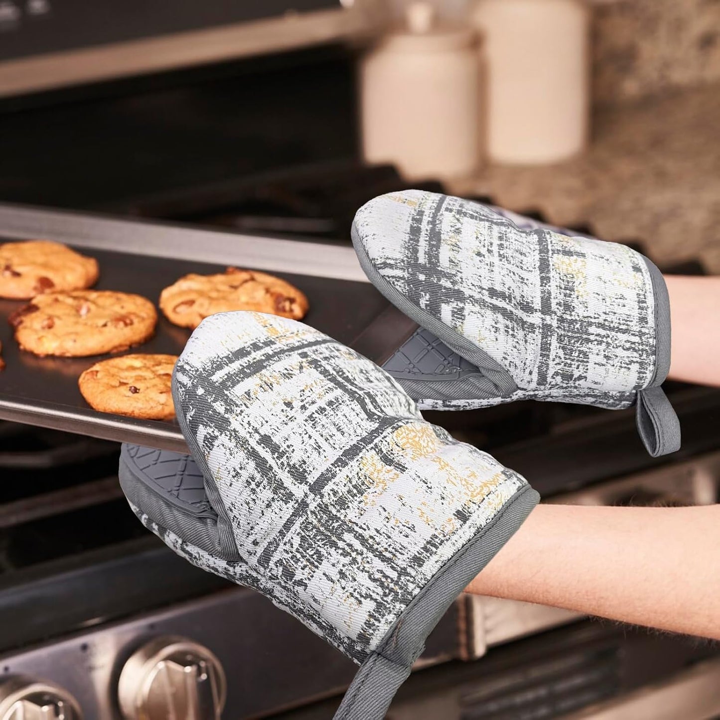 Mini Silicone Oven Mitts, Heat and Slip Resistant Kitchen Gloves 2-Pack Set, Vintage Plaid Soft Oven Mittens, Flexible Pot Holders for Cooking Baking and Grilling (Vintage Grey)