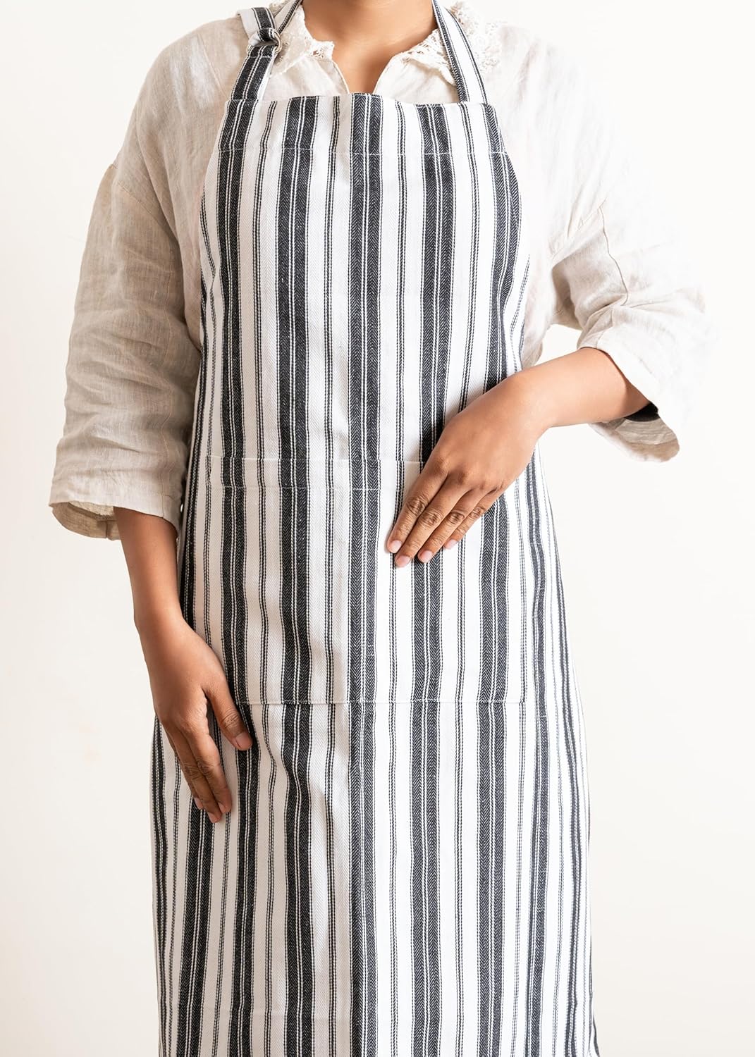 1 Oven Mitt, 1 PotHolder & 1 Kitchen Apron Set - Durable Heat Resistant Gloves - Thick Mittens for Kitchen - Suitable for Cooking, Baking, Grilling – for Men & Women – Black Stripes - Casa De Lan